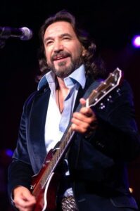 ORLANDO, FL - AUGUST 25:  Mexican singer Marco Antonio Solis performs on stage during his concert at the Amway Arena August 25, 2007 in Orlando, Florida.  (Photo by Gerardo Mora/Getty Images)